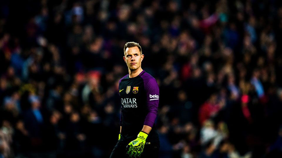 Marc-Andre ter Stegen pada laga La Liga Spanyol saat melawan Real Madrid (03/12/16). Copyright: © Vladimir Rys Photography/Getty Images